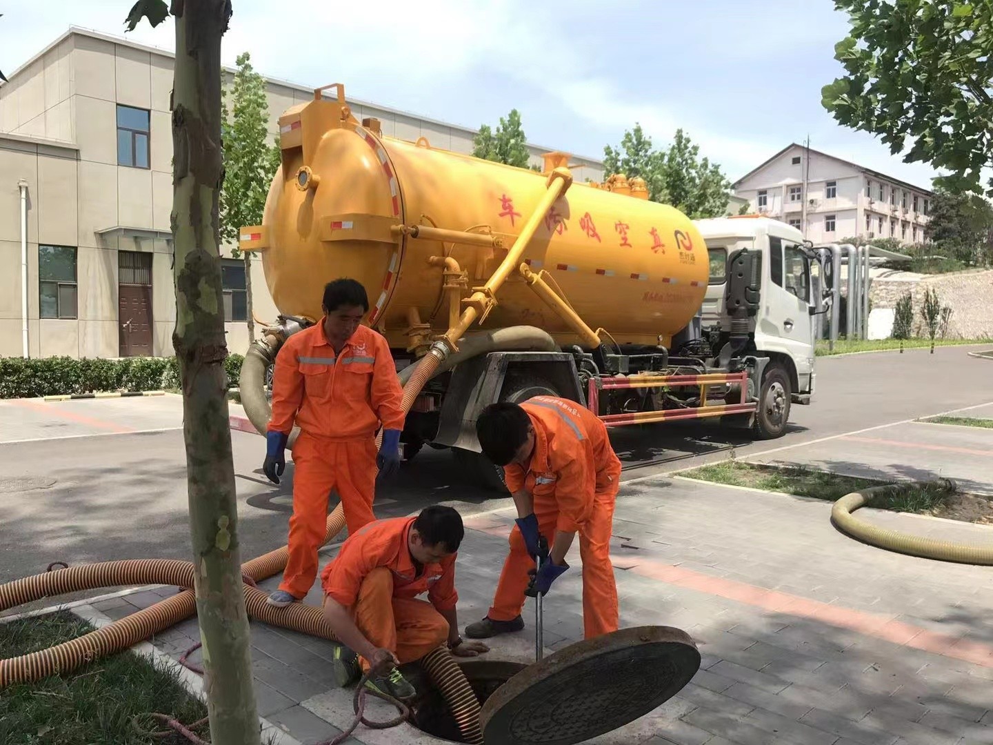 雷波管道疏通车停在窨井附近