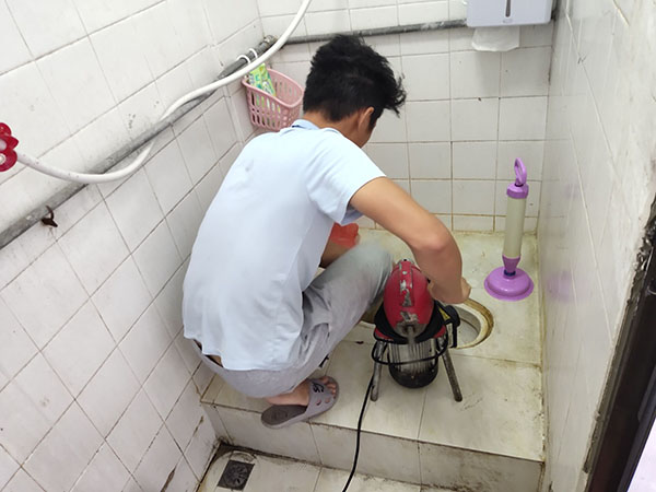 雷波管道堵塞冒臭气 专业师傅现场解决问题