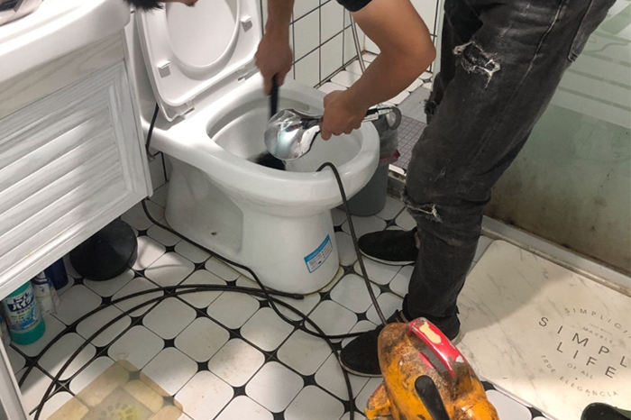 雷波马桶堵塞自己疏通还是找师傅？专业上门服务让你省时更省心