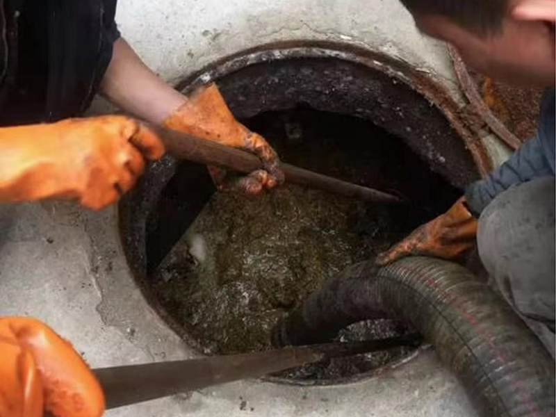 雷波清理化粪池时如何避免沼气的危害？